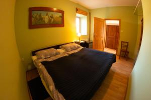 Zgornja KungotaTuristična kmetija Vrezner Apartment的一间卧室,卧室内配有一张大床