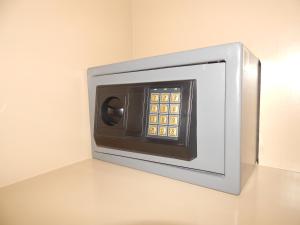 基多共和国酒店的台面上的一个微波炉烤箱