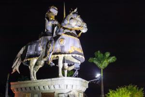 伊泰帕瓦Castelo de Itaipava - Hotel, Eventos e Gastronomia的两人在晚上骑马的雕像