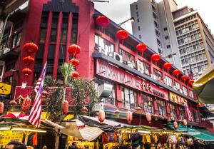 吉隆坡The 5 Elements Hotel Chinatown Kuala Lumpur的一座城市里用红色灯笼的建筑