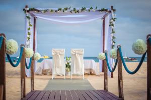 圣玛丽亚Hotel Morabeza的海滩上的婚礼拱门,带桌子