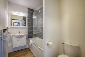 艾克斯莱班阿祖雷公寓酒店的浴室配有卫生间、盥洗盆和浴缸。