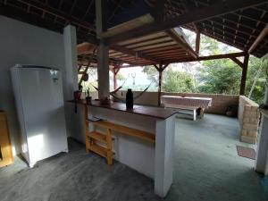 韦尔卡鲍Kombi Hostel Camping的客房内的厨房配有桌子和冰箱