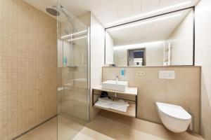 比尔森Avenue Pallova 28的浴室配有卫生间、盥洗盆和淋浴。