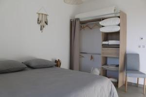 佩罗勒APPT NEUF haut de gamme, Terrasse, Sud Montpellier的一间卧室配有床和带毛巾的架子