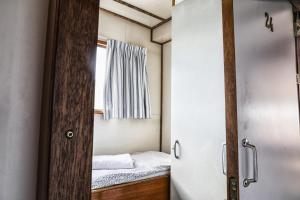 哈莱姆Amice的一间小卧室,配有床和窗户