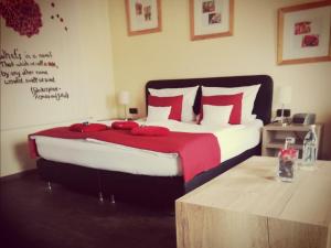AltenaffelnHenblas Hotel的一间卧室配有一张带红色枕头的大床