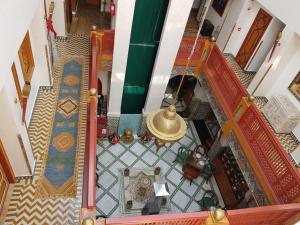 丹吉尔Palais Zahia Hotel & Spa的客房享有高空美景,铺有瓷砖地板。