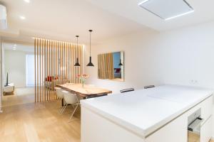 圣塞瓦斯蒂安Fermin Suite - Iberorent Apartments的厨房以及带桌椅的用餐室。