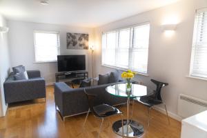 剑桥Citystay - Marino Place的客厅配有沙发和桌子