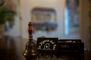 莫格罗拉霍尤卡德尔帕斯酒店的一张坐在桌子顶上的金色象棋