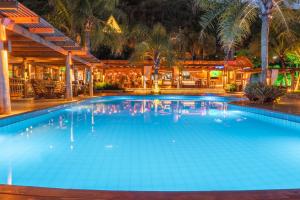 邦比尼亚斯Hotel Atalaia do Mariscal的夜间在度假村的游泳池