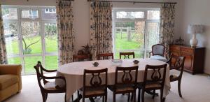 BeningtonCobblestones的一间带桌椅和窗户的用餐室