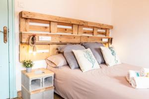 塞洛里奥The Old Seaman Bed & Breakfast的一间卧室配有一张大床和木制床头板