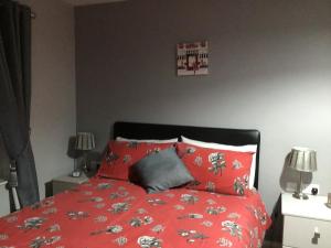 库申多尔卡罗维耶酒店的一间卧室配有红色的床单