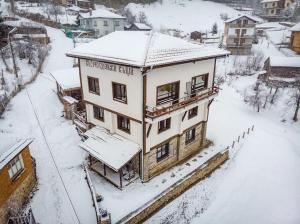 ManastirGuesthouse Vazrozhdenski kashti的一座房子被雪覆盖在城市里