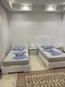 特里法Villa avec piscine的两张睡床彼此相邻,位于一个房间里
