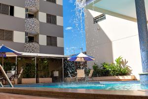 大坎普布鲁马杜酒店的一座大楼前的游泳池,带喷泉