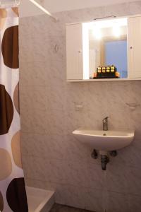 阿达玛斯帕拉斯伯罗思村公寓式酒店的一间带水槽和镜子的浴室