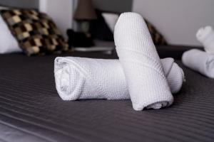 奥良OceanOasis的床上一对白色袜子