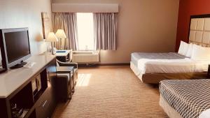 卡莱尔贝斯韦斯特卡莱尔酒店的酒店客房设有两张床和一台平面电视。