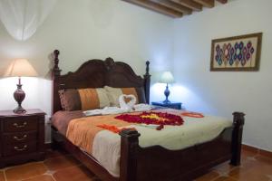 克雷塔罗HOTEL ECOTURISTICO LA SALITRERA的一间卧室,配有一张鲜花和天鹅床