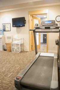 帕克城摄政公园酒店的健身房设有跑步机,房间设有电视