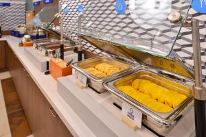 埃辛顿费城机场智选假日酒店的包含食物托盘的自助餐