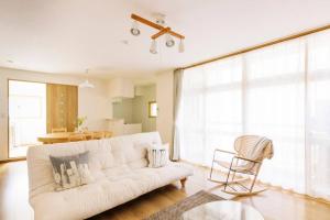 东京Akiba Residence的客厅配有白色的沙发和椅子