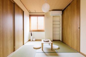 东京Akiba Residence的小房间设有桌子和窗户