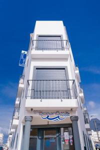 奥良OceanOasis的白色的建筑,前面有标志