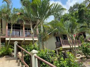 热浪岛热浪岛德瑞姆巴酒店的前面有棕榈树的房子