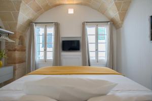 休达德亚Samarés的一间卧室设有一张床和两个窗户。