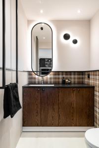 格但斯克Sea view apartment的一间带水槽和镜子的浴室
