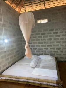 YwamaBamboo Forest River View Hostel的床上挂有蚊帐的床