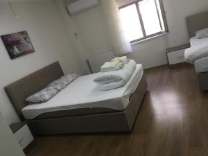 伯萨Kule Hotel的一间卧室配有一张带白色床单的床和一扇窗户。