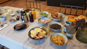 Les EssartsLe Nichoir的一张桌子上放着许多碗食物