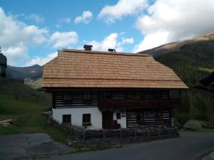 巴德小基希海姆Alte Schule的山上有木屋顶的建筑