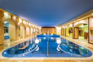 艾斯特根贝尔维尤埃斯泰戈姆酒店的蓝色水中的酒店游泳池