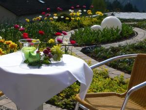 巴特利本采尔Hotel Hochwald的花园里的桌子,放着饮料和鲜花