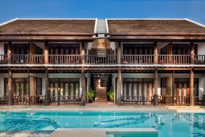 琅勃拉邦达拉布华豪宅酒店的一座房子前面设有游泳池