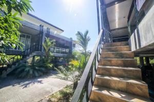 通萨拉绿芒果公寓的通往棕榈树房屋的楼梯