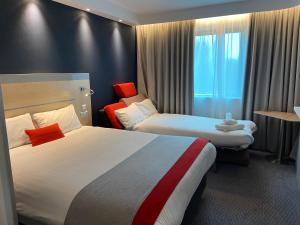 明斯特Holiday Inn Express Ramsgate – Minster, an IHG Hotel的酒店客房设有两张床和窗户。