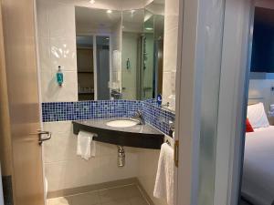 明斯特Holiday Inn Express Ramsgate – Minster, an IHG Hotel的一间带水槽和镜子的浴室