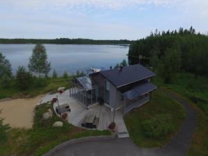 海尔迈Haarusmaa Holiday Apartment Härmä的湖岸房屋的顶部景观