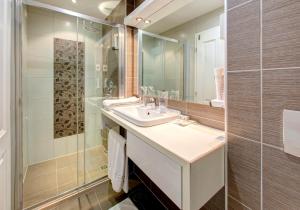 莫斯塔尔米拉斯别墅酒店的一间带水槽和淋浴的浴室