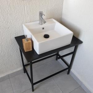 拉利贝拉Halle Hotel Lalibela的浴室内黑色的盥洗盆