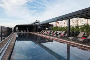里斯本里斯本上城区普莱姆公寓的一座带躺椅的建筑屋顶上的游泳池