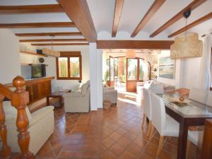 哈维亚Casa Arenal的用餐室以及带桌椅的起居室。
