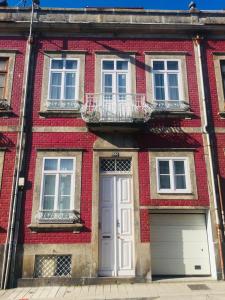 波尔图Casa Familiar do Porto的红砖房子,有白色门